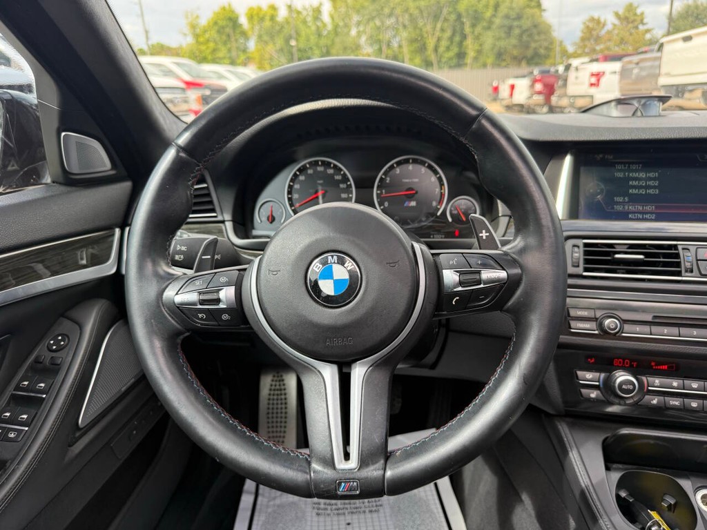 BMW M5 Vehicle Full-screen Gallery Image 22