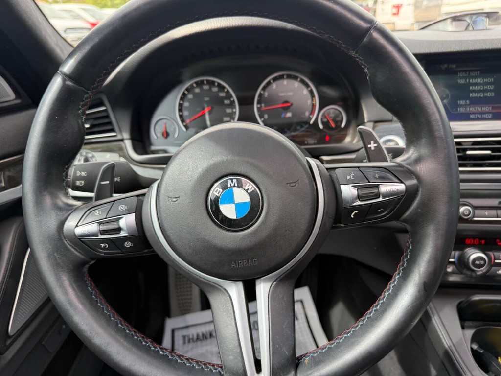 BMW M5 Vehicle Full-screen Gallery Image 23