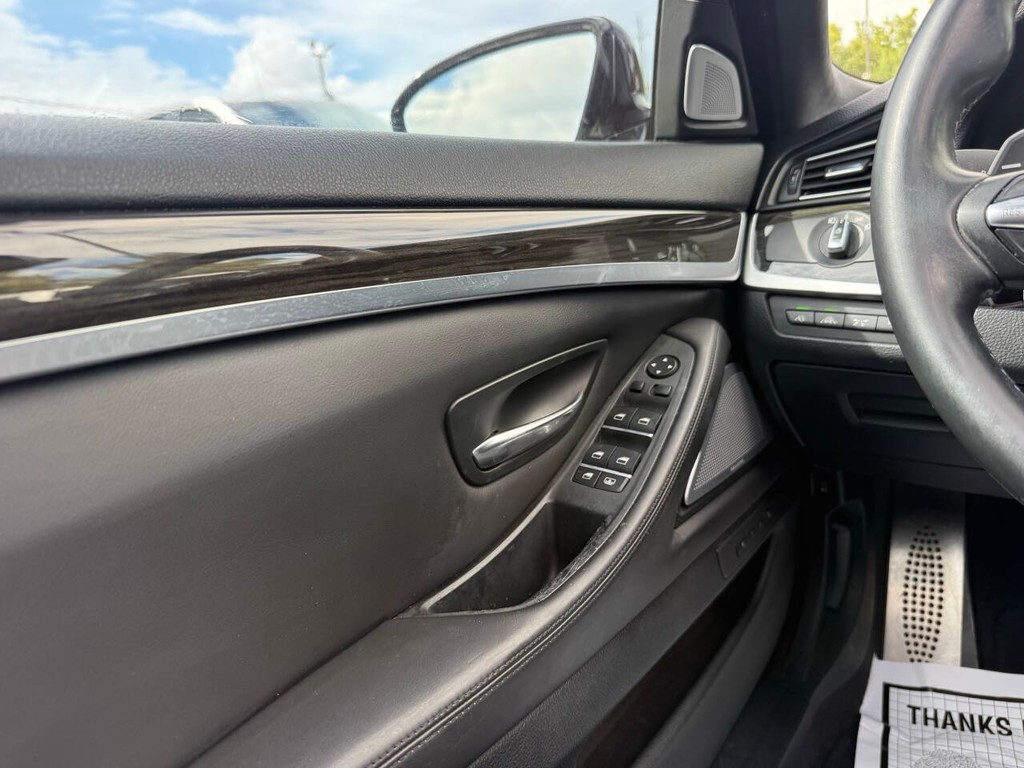 BMW M5 Vehicle Full-screen Gallery Image 30