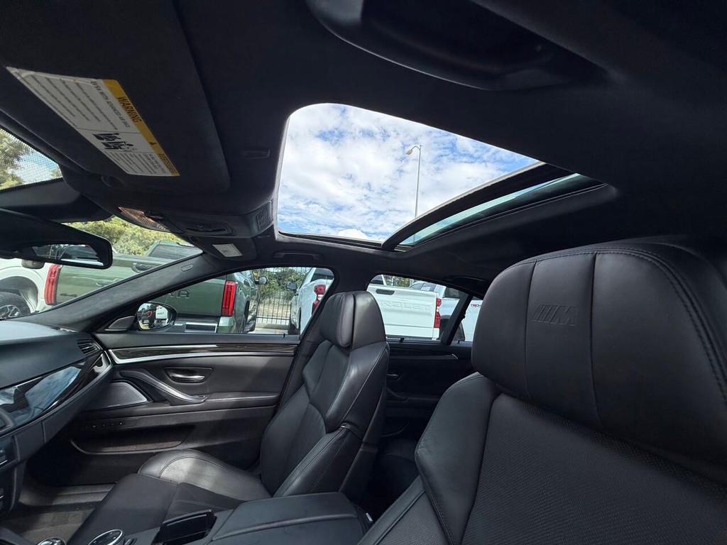 BMW M5 Vehicle Full-screen Gallery Image 31