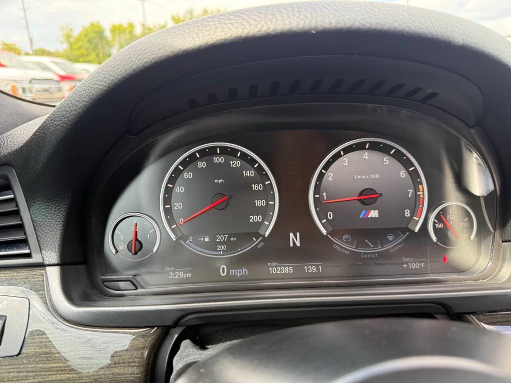 BMW M5 Vehicle Full-screen Gallery Image 32