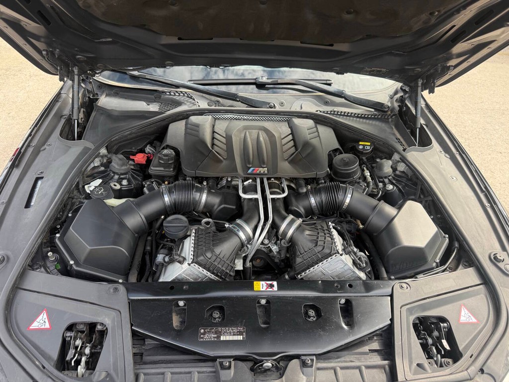 BMW M5 Vehicle Full-screen Gallery Image 35