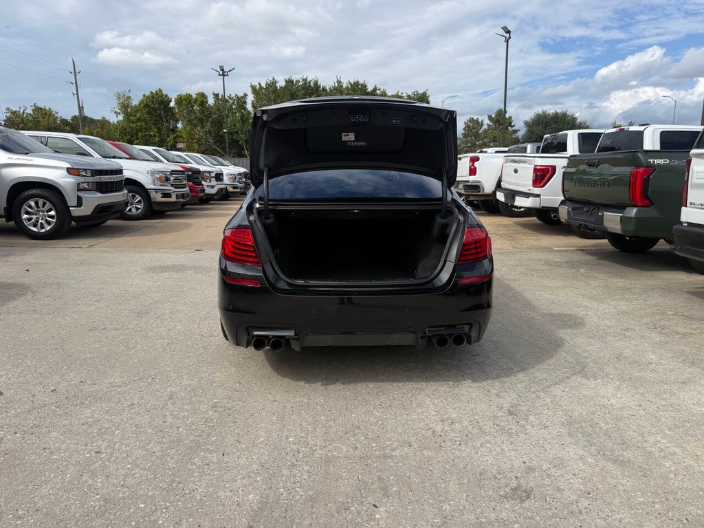 BMW M5 Vehicle Full-screen Gallery Image 37