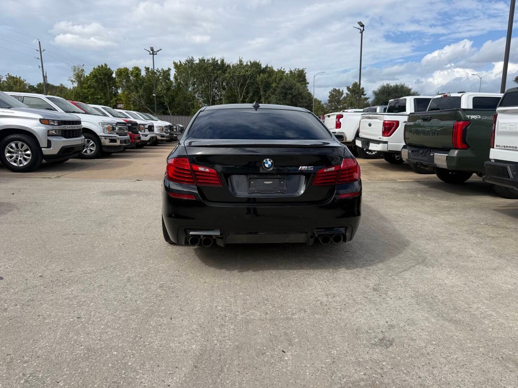 BMW M5 Vehicle Full-screen Gallery Image 39