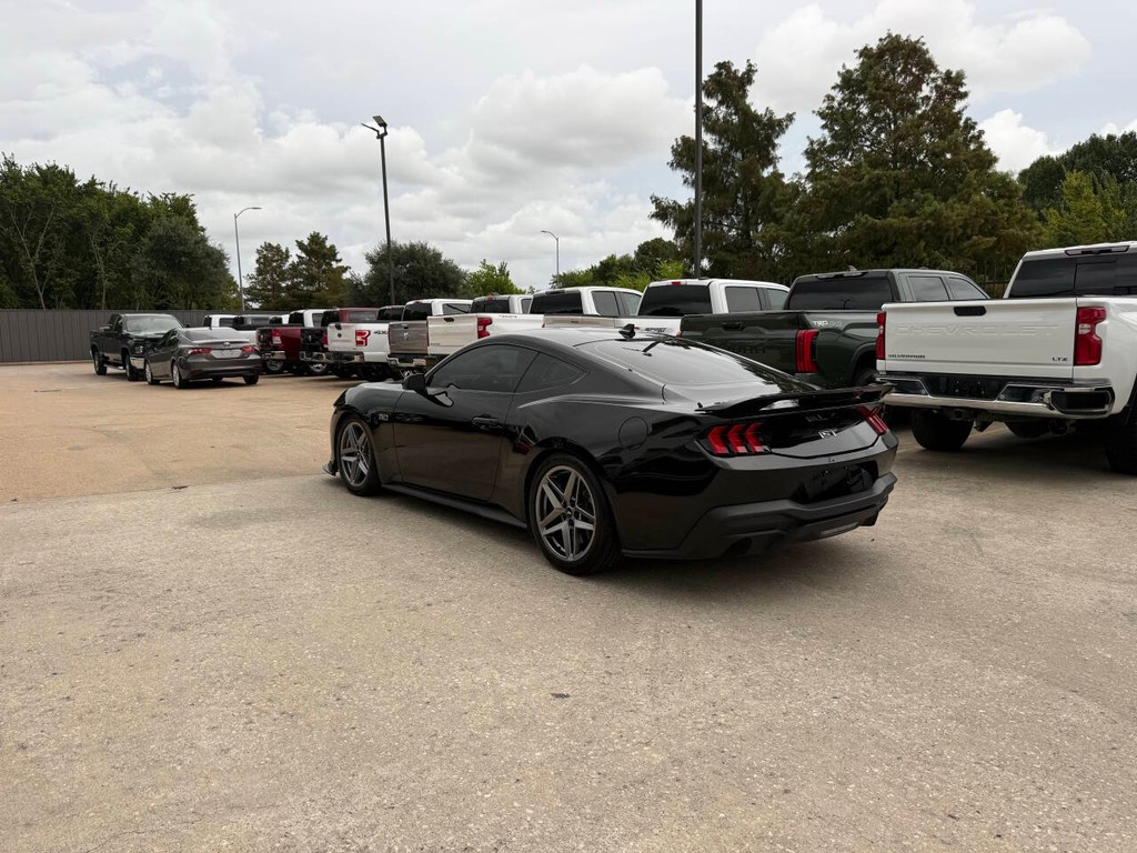 Ford Mustang Vehicle Full-screen Gallery Image 04