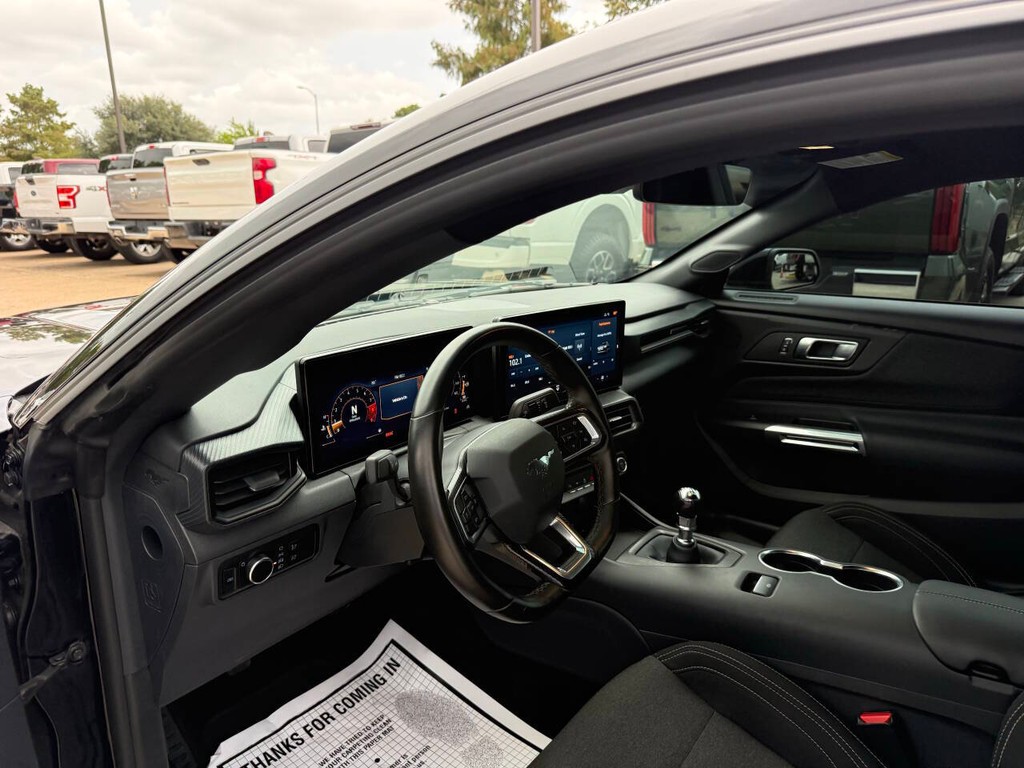 Ford Mustang Vehicle Full-screen Gallery Image 06