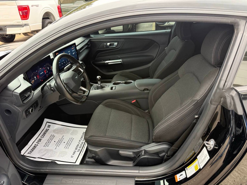 Ford Mustang Vehicle Full-screen Gallery Image 07