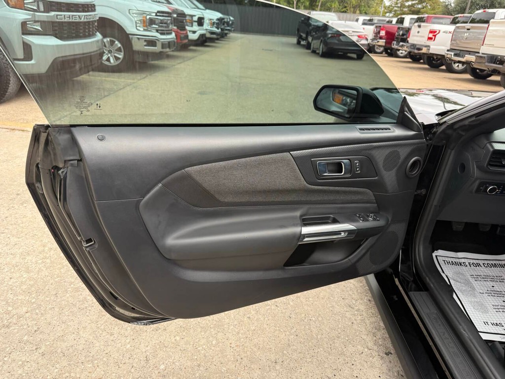 Ford Mustang Vehicle Full-screen Gallery Image 09