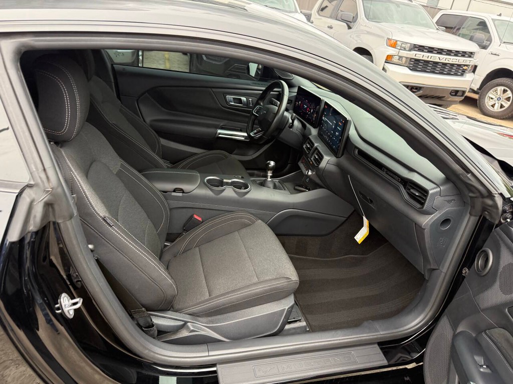 Ford Mustang Vehicle Full-screen Gallery Image 11