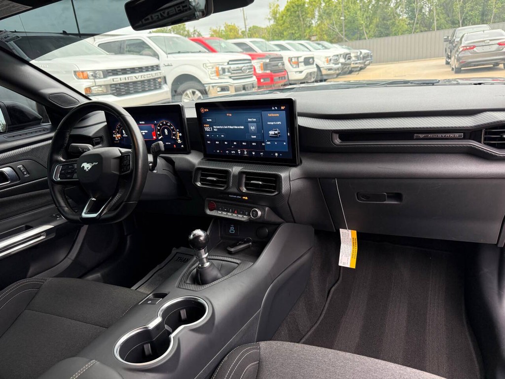 Ford Mustang Vehicle Full-screen Gallery Image 13