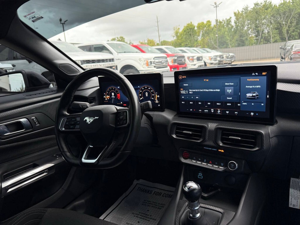 Ford Mustang Vehicle Full-screen Gallery Image 15