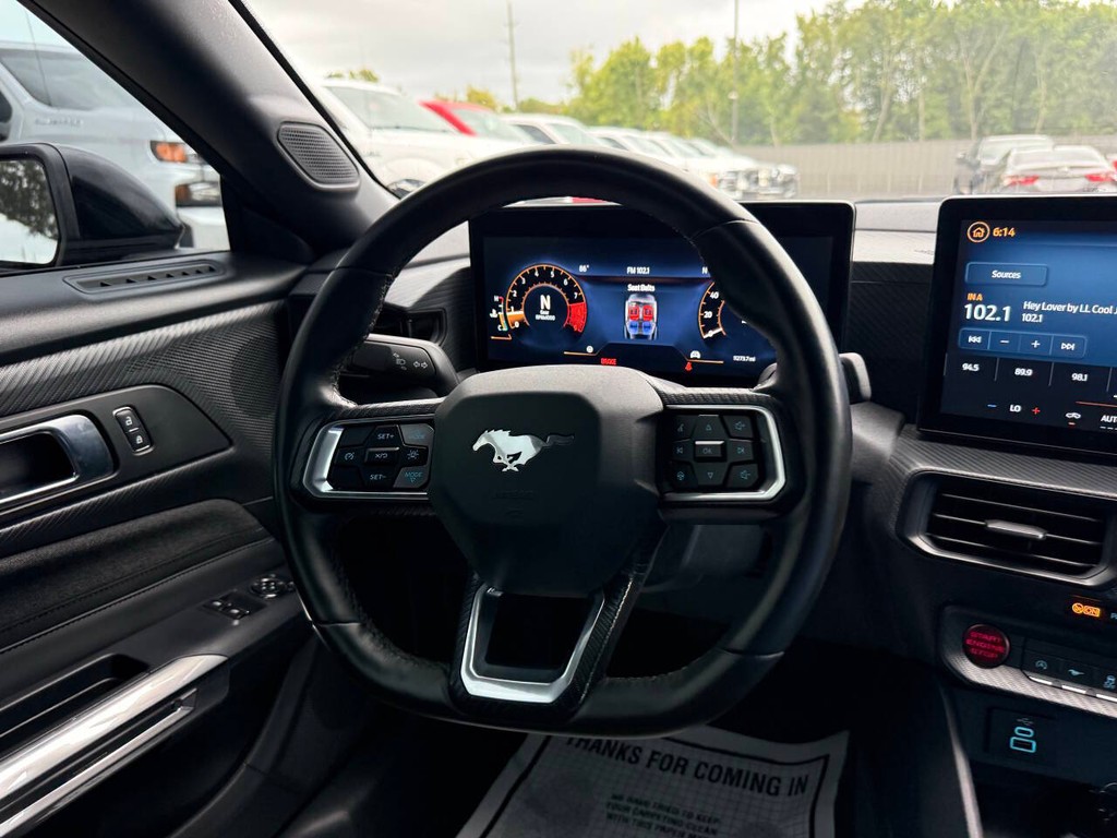 Ford Mustang Vehicle Full-screen Gallery Image 16