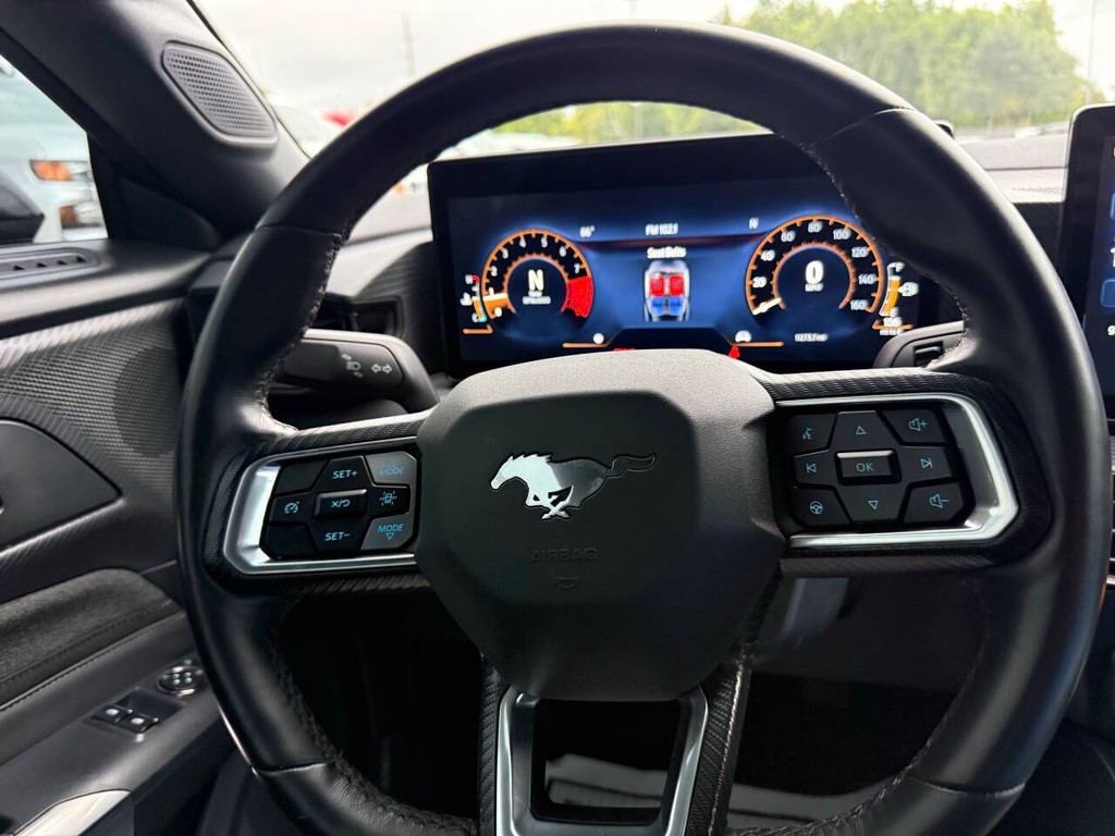 Ford Mustang Vehicle Full-screen Gallery Image 17