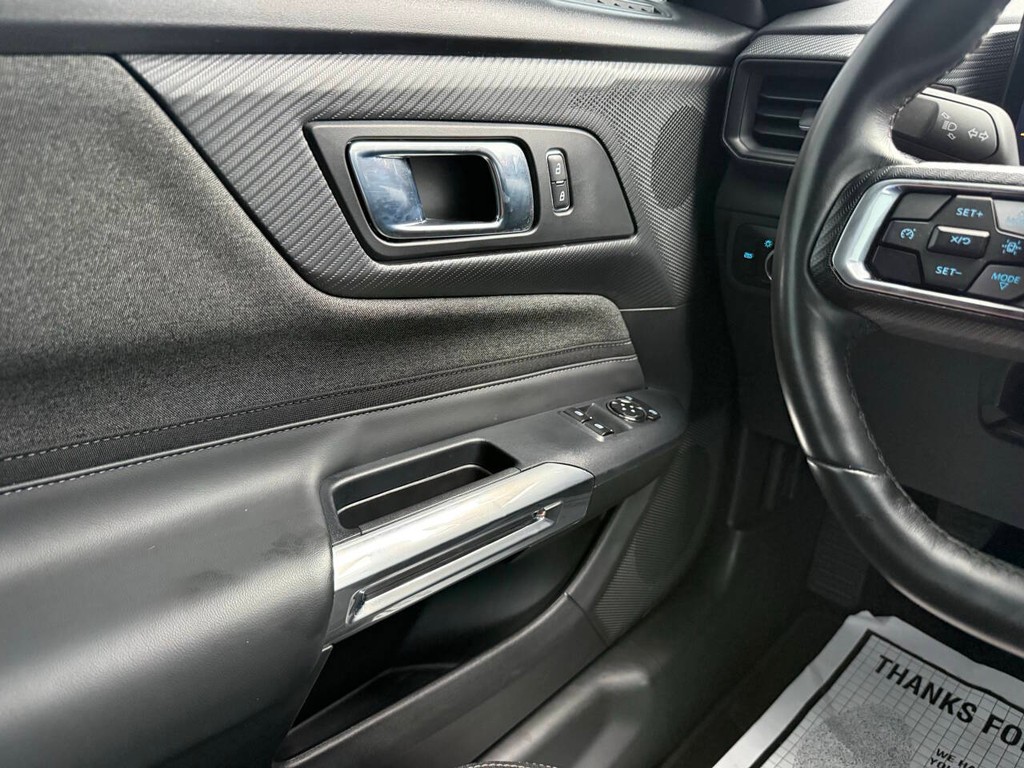 Ford Mustang Vehicle Full-screen Gallery Image 25