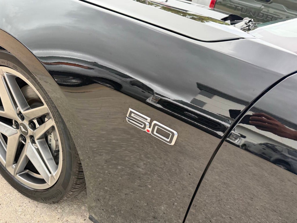 Ford Mustang Vehicle Full-screen Gallery Image 31