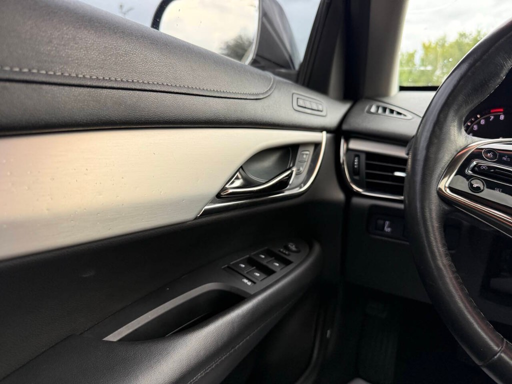 Cadillac ATS Sedan Vehicle Full-screen Gallery Image 30