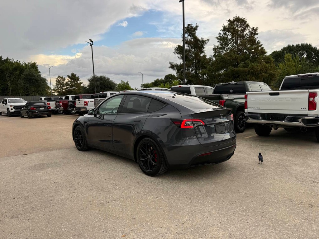 Tesla Model Y Vehicle Full-screen Gallery Image 04