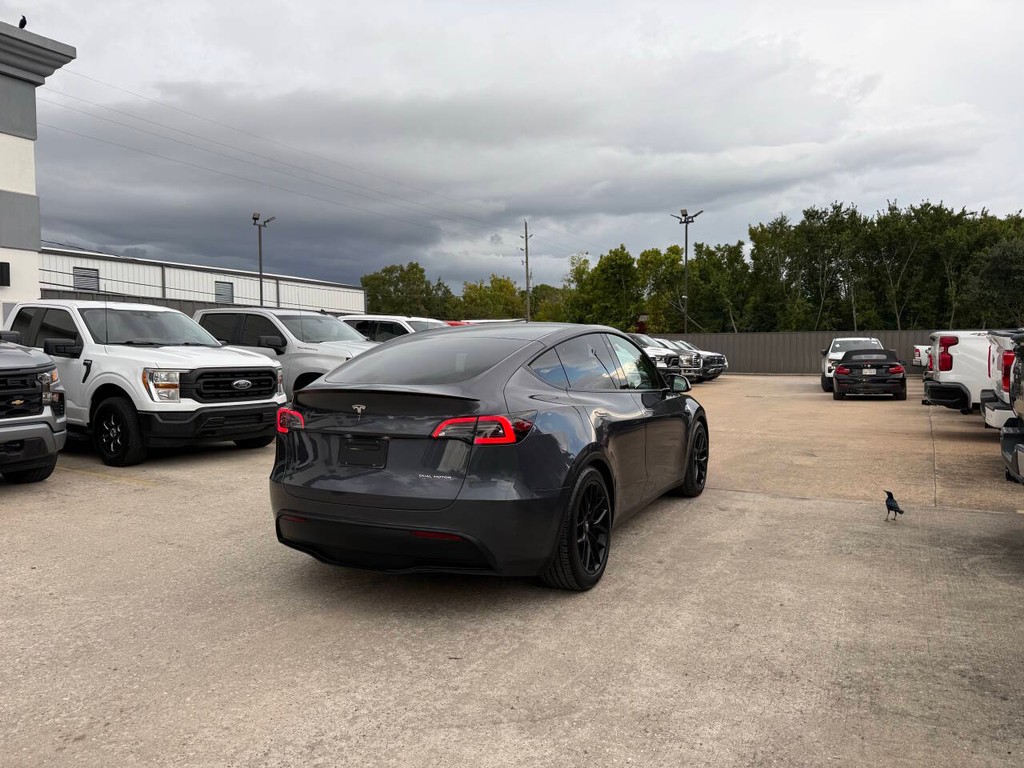 Tesla Model Y Vehicle Full-screen Gallery Image 05