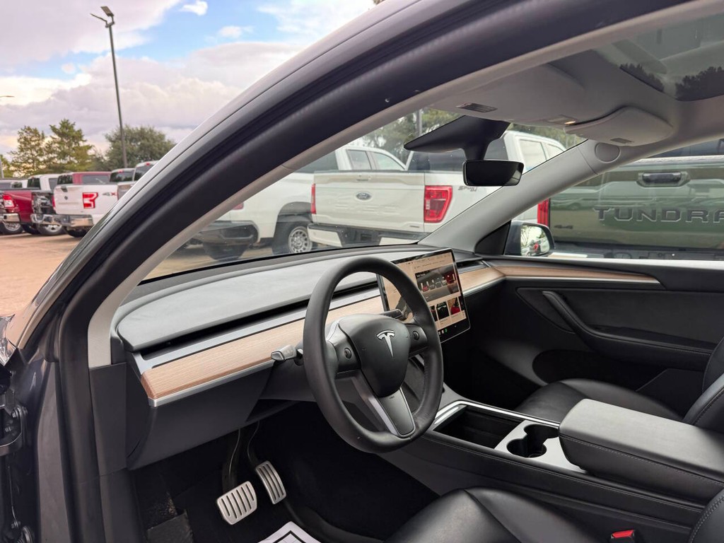 Tesla Model Y Vehicle Full-screen Gallery Image 06
