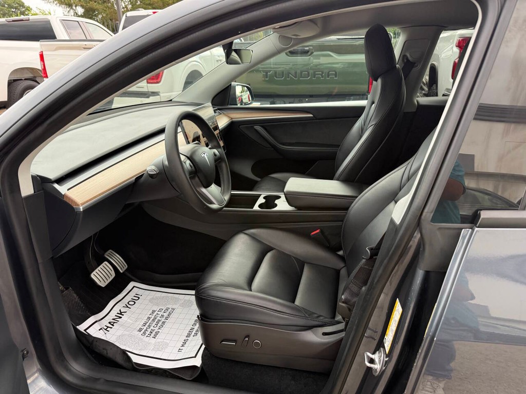 Tesla Model Y Vehicle Full-screen Gallery Image 07