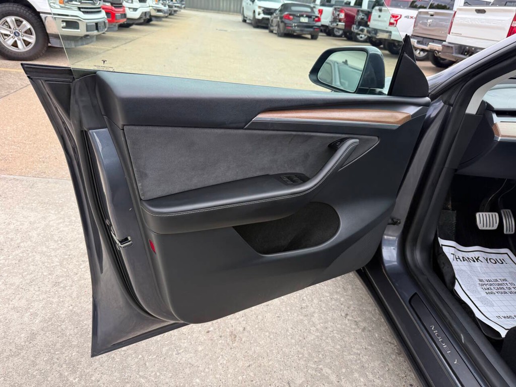 Tesla Model Y Vehicle Full-screen Gallery Image 08