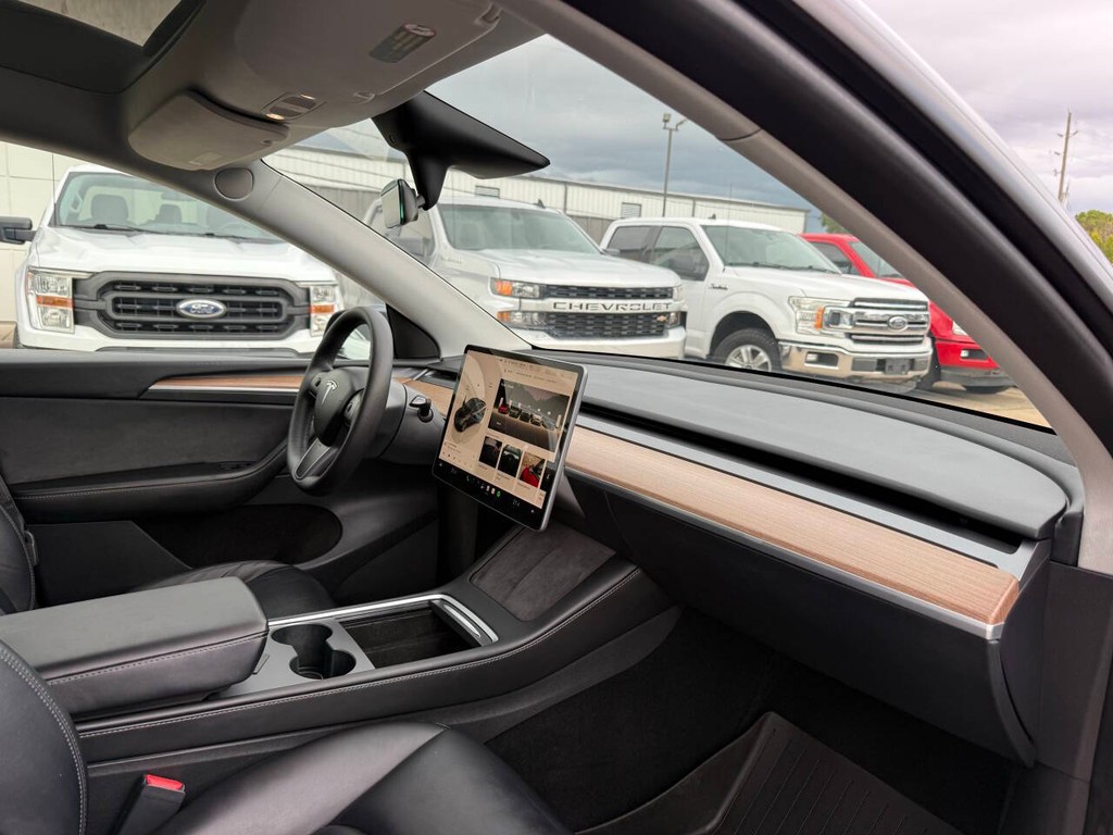 Tesla Model Y Vehicle Full-screen Gallery Image 09