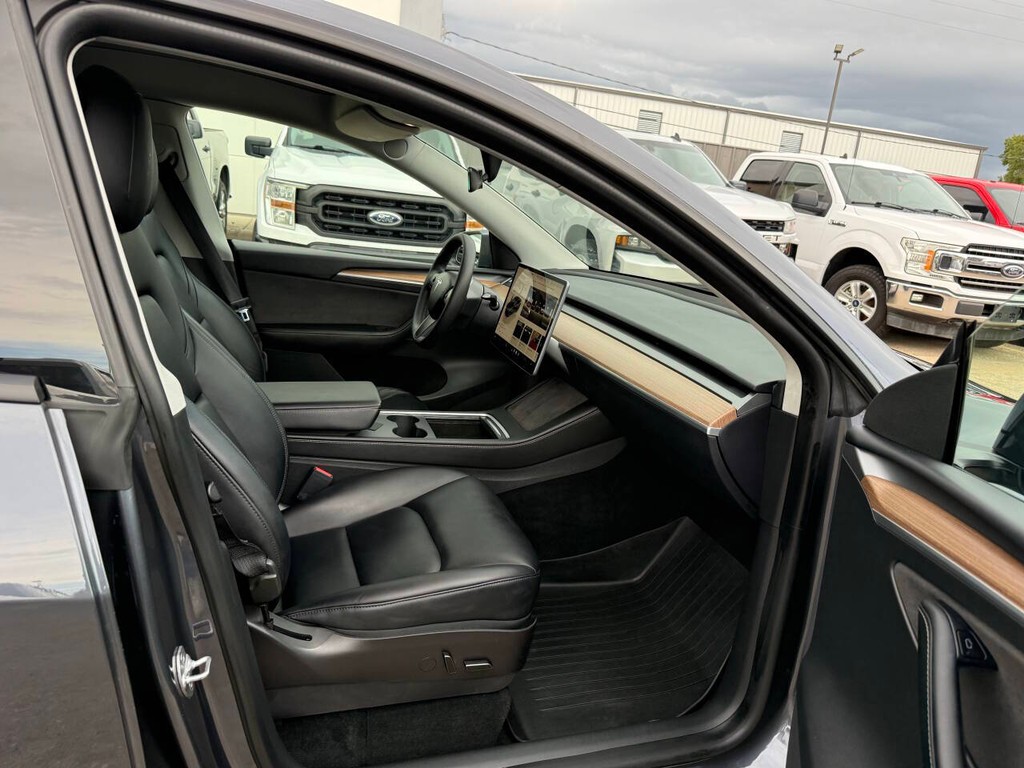 Tesla Model Y Vehicle Full-screen Gallery Image 10