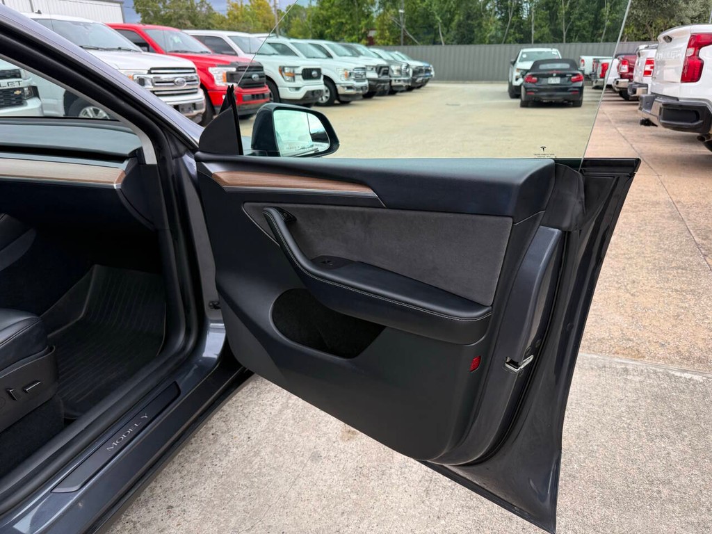Tesla Model Y Vehicle Full-screen Gallery Image 11