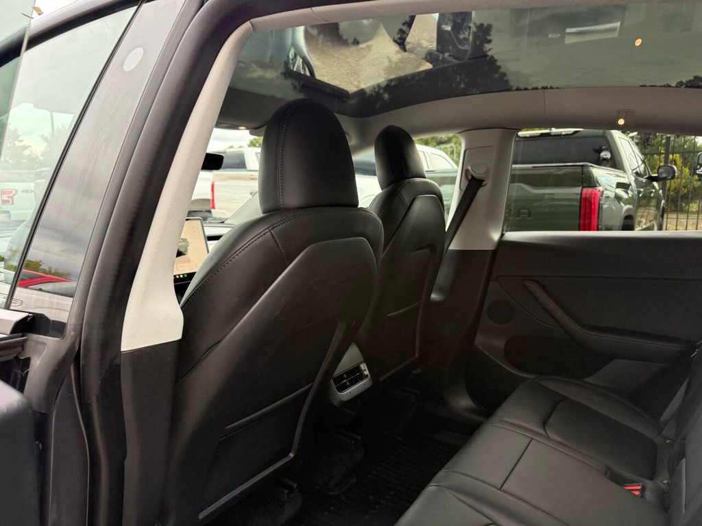 Tesla Model Y Vehicle Full-screen Gallery Image 12