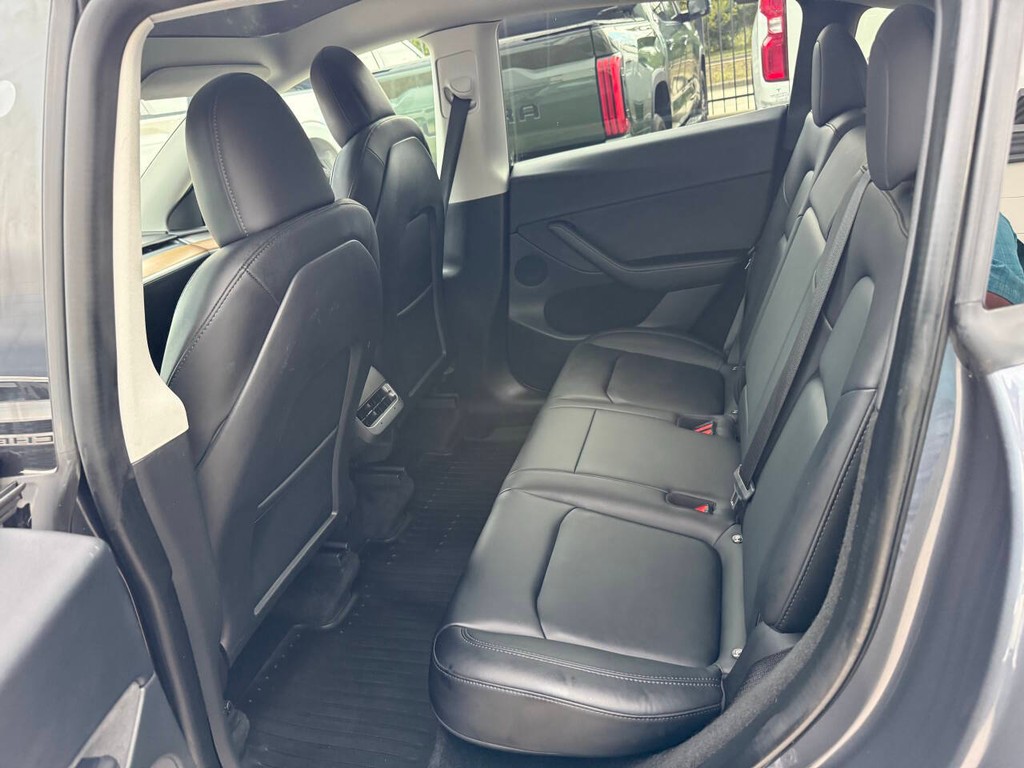 Tesla Model Y Vehicle Full-screen Gallery Image 13