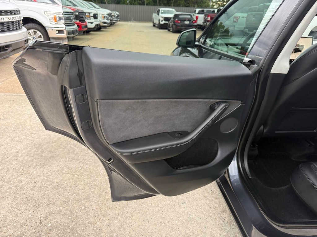 Tesla Model Y Vehicle Full-screen Gallery Image 14