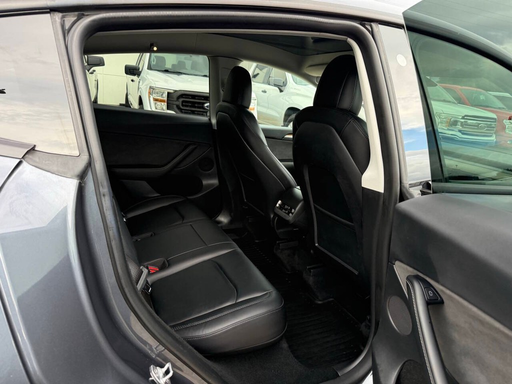 Tesla Model Y Vehicle Full-screen Gallery Image 15