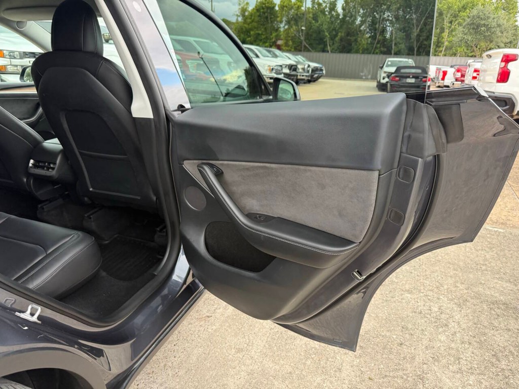 Tesla Model Y Vehicle Full-screen Gallery Image 16