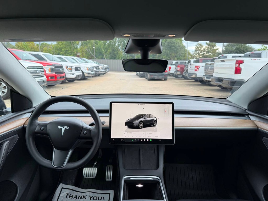 Tesla Model Y Vehicle Full-screen Gallery Image 17