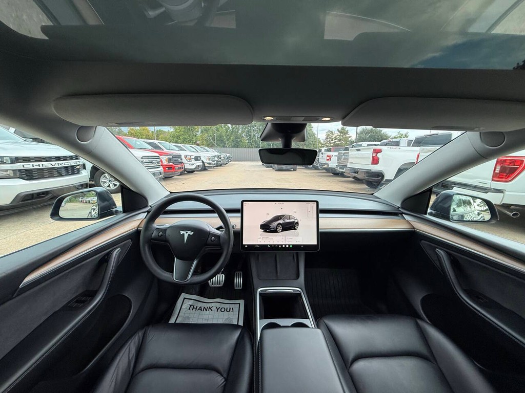 Tesla Model Y Vehicle Full-screen Gallery Image 18