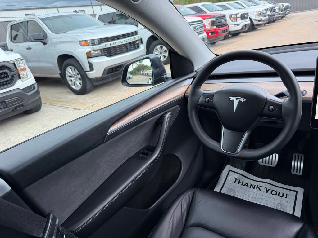 Tesla Model Y Vehicle Full-screen Gallery Image 19