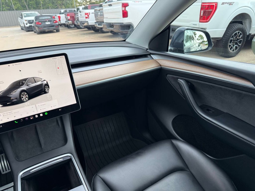 Tesla Model Y Vehicle Full-screen Gallery Image 20