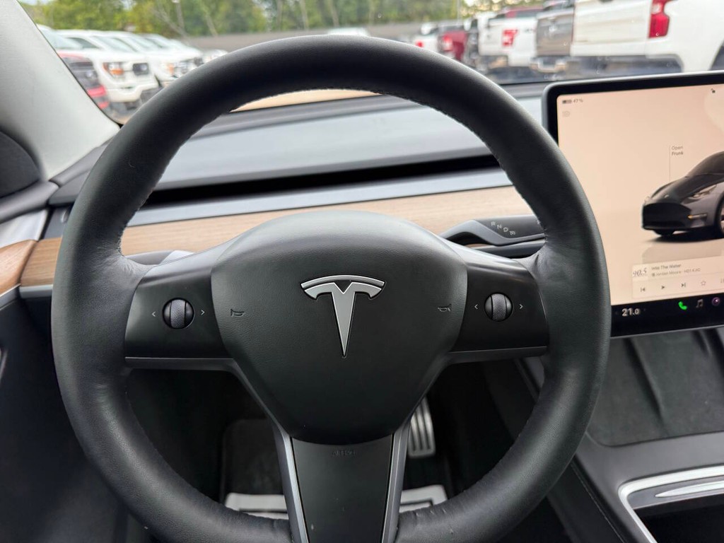 Tesla Model Y Vehicle Full-screen Gallery Image 23
