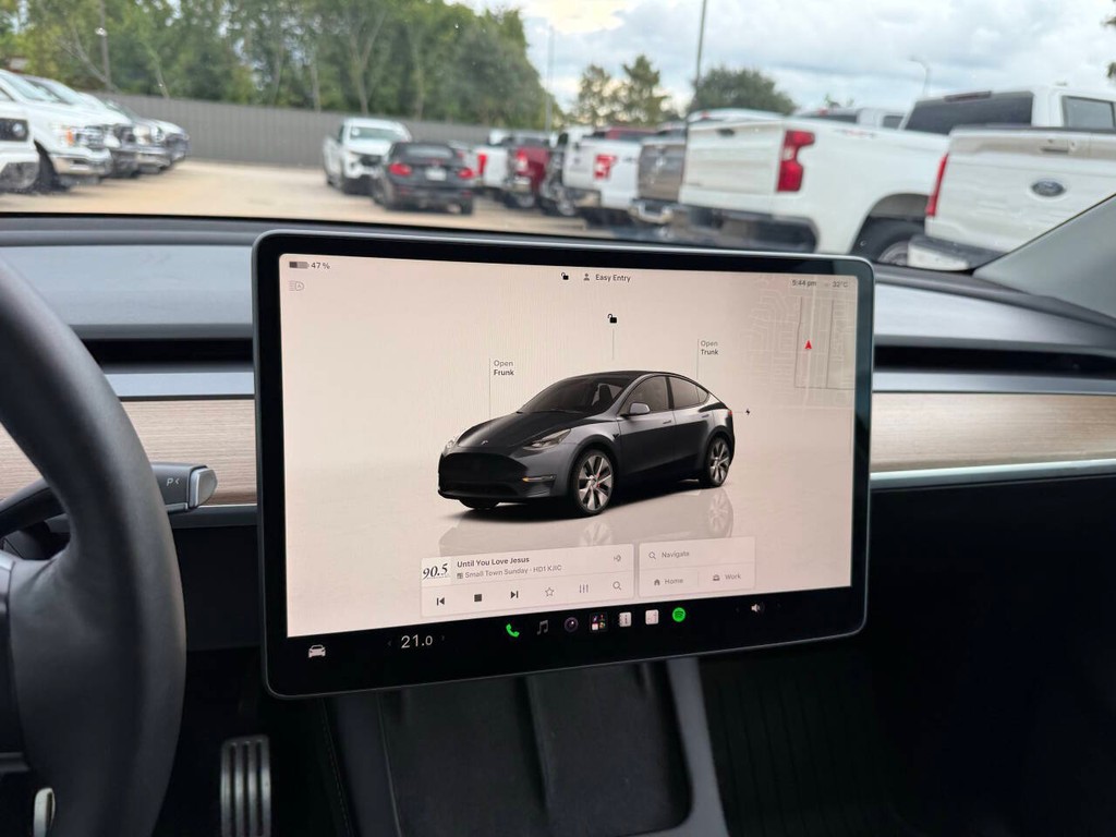 Tesla Model Y Vehicle Full-screen Gallery Image 24