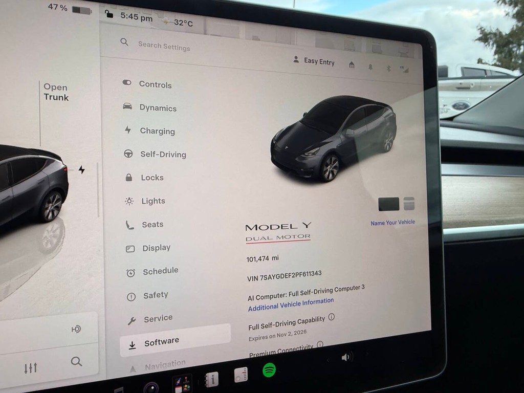 Tesla Model Y Vehicle Full-screen Gallery Image 26