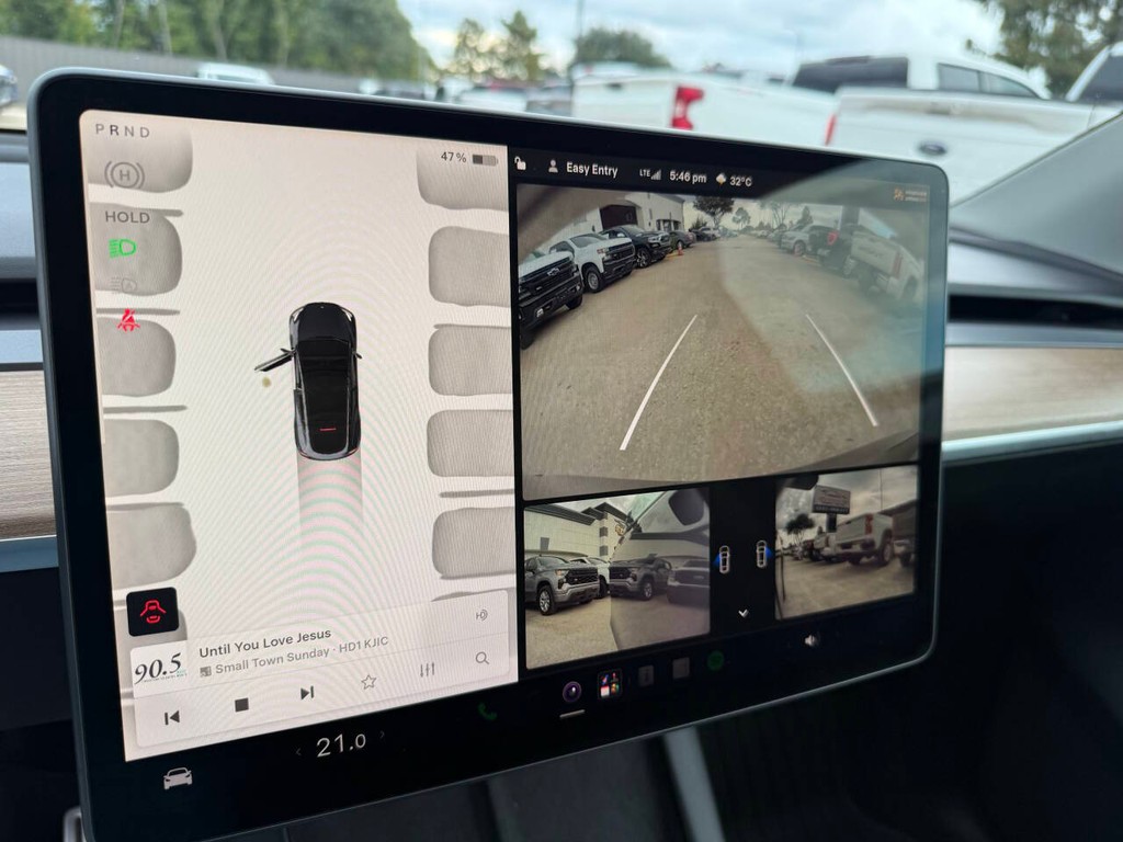 Tesla Model Y Vehicle Full-screen Gallery Image 28