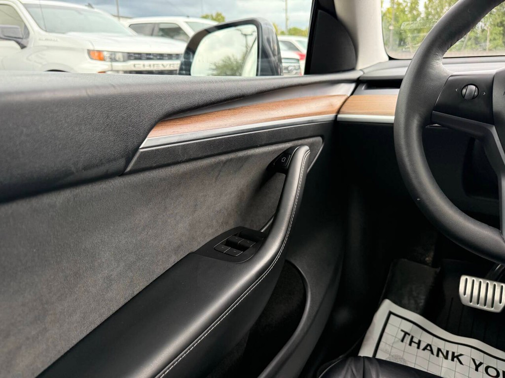 Tesla Model Y Vehicle Full-screen Gallery Image 29