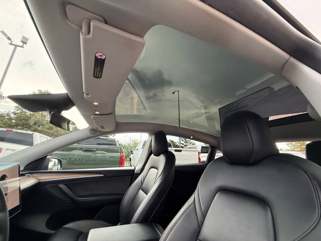 Tesla Model Y Vehicle Full-screen Gallery Image 30