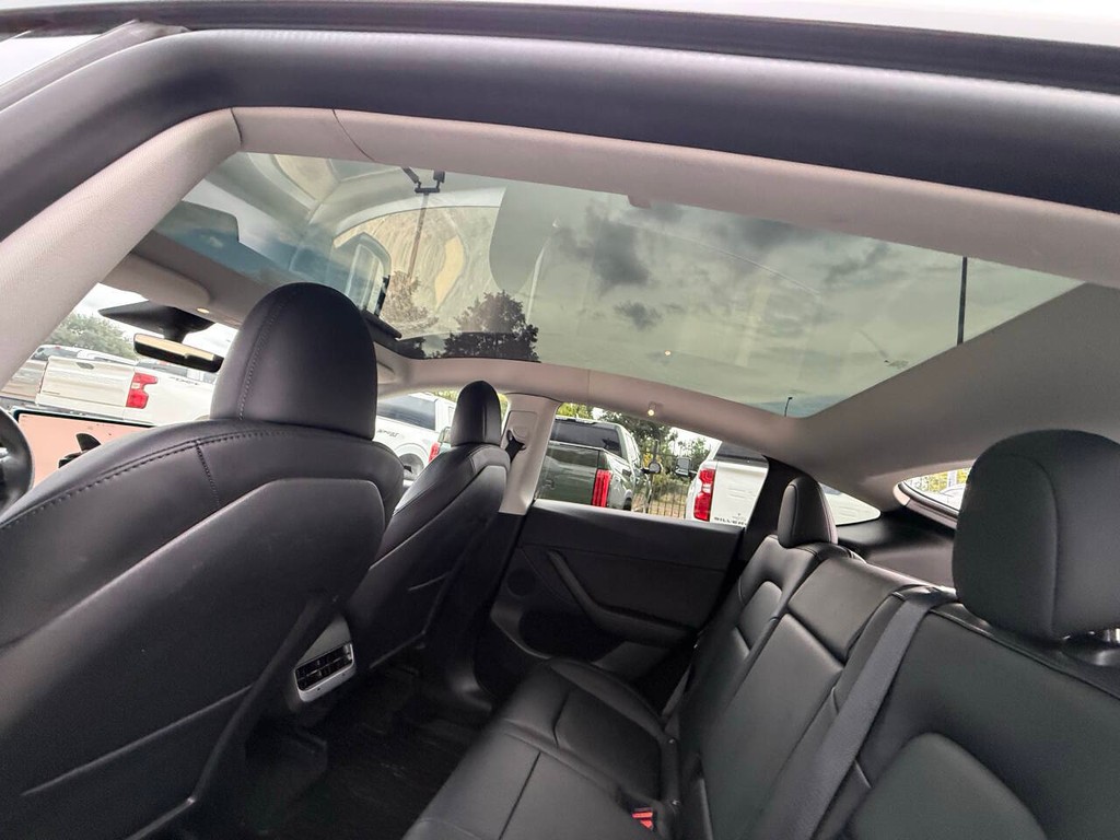Tesla Model Y Vehicle Full-screen Gallery Image 31
