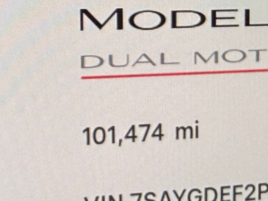 Tesla Model Y Vehicle Full-screen Gallery Image 32