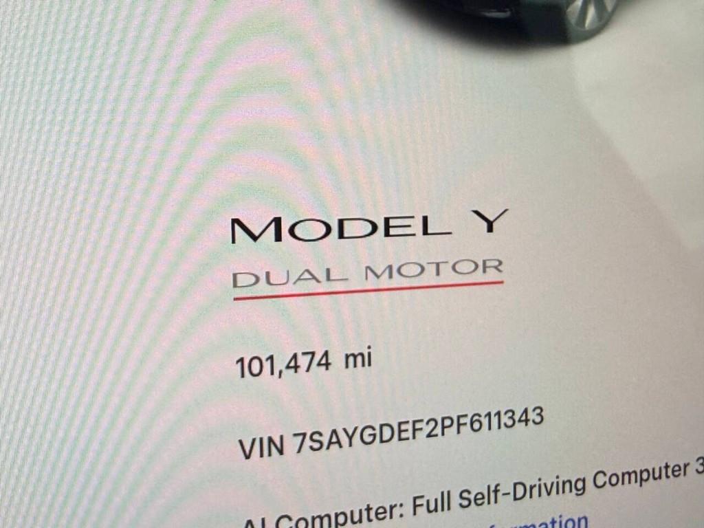 Tesla Model Y Vehicle Full-screen Gallery Image 33