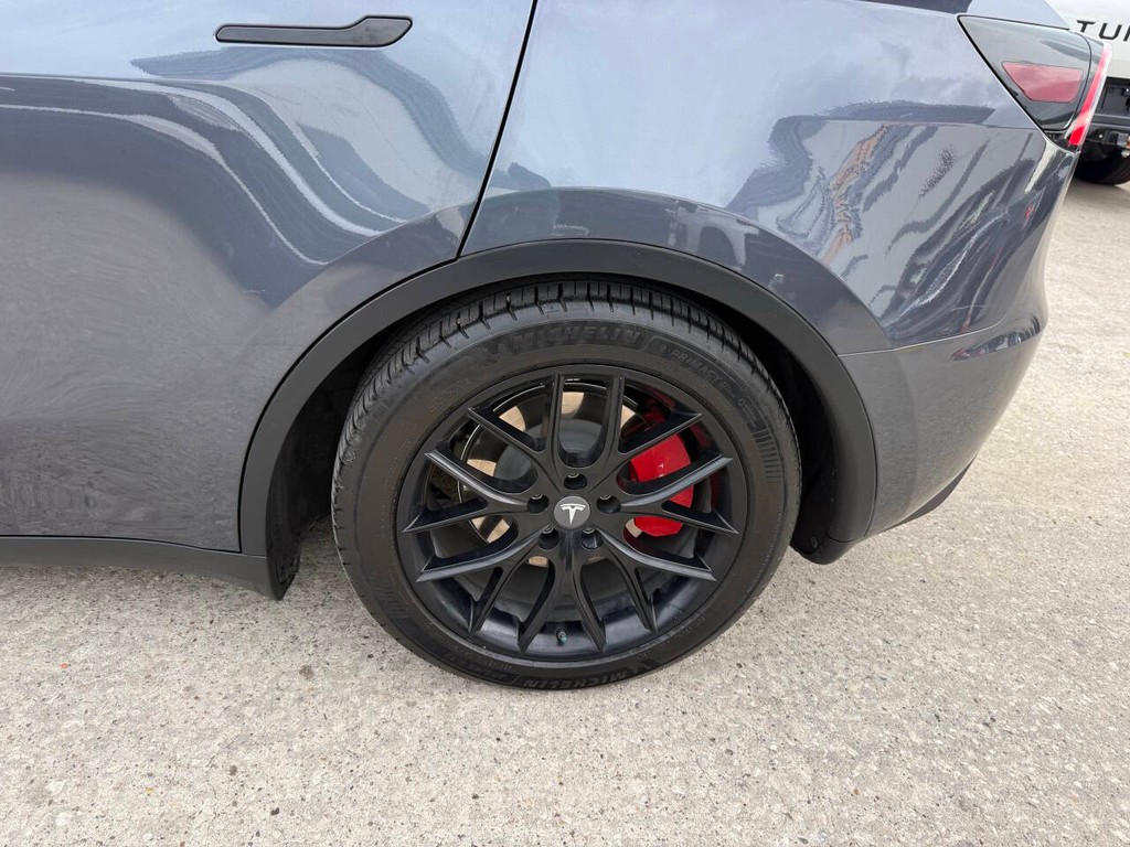 Tesla Model Y Vehicle Full-screen Gallery Image 35