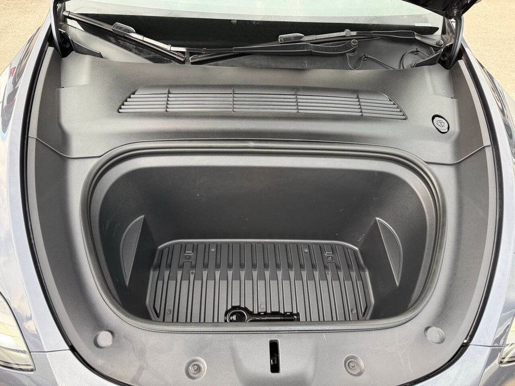 Tesla Model Y Vehicle Full-screen Gallery Image 36