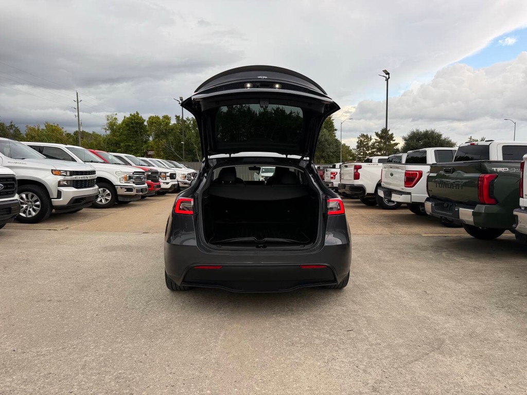 Tesla Model Y Vehicle Full-screen Gallery Image 37