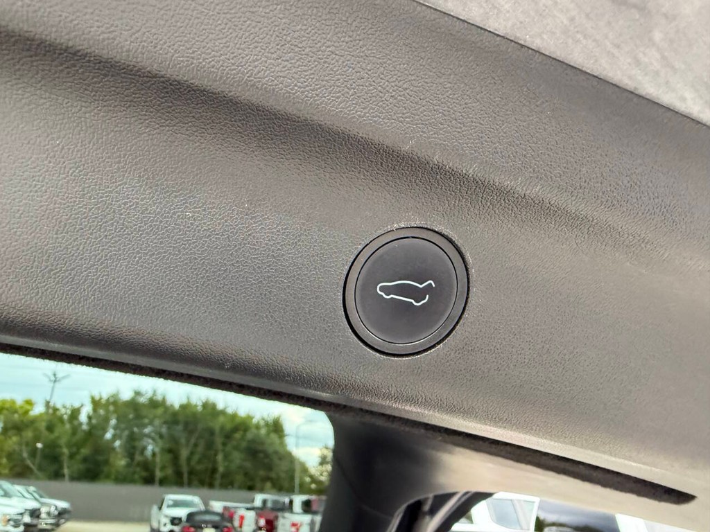 Tesla Model Y Vehicle Full-screen Gallery Image 38